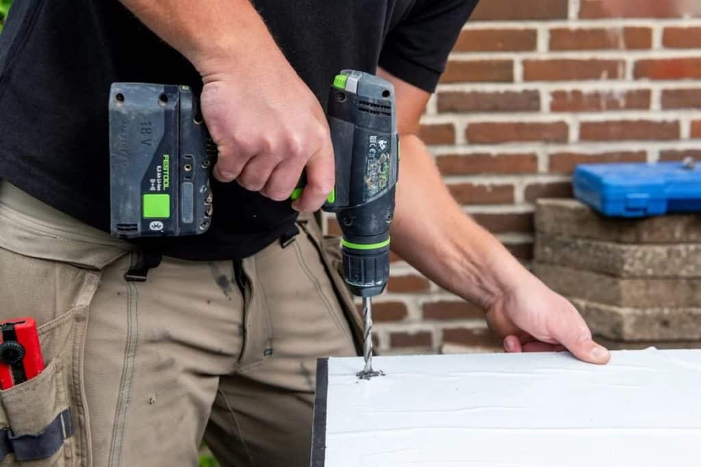 Brian BM Tømrer med boremaskine