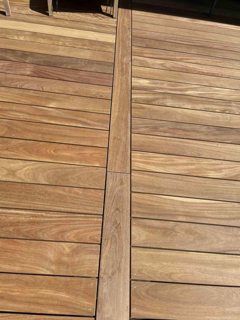 Træterrasse med detaljer ved lukning