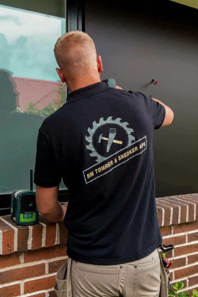 Brian med logo på ryggen