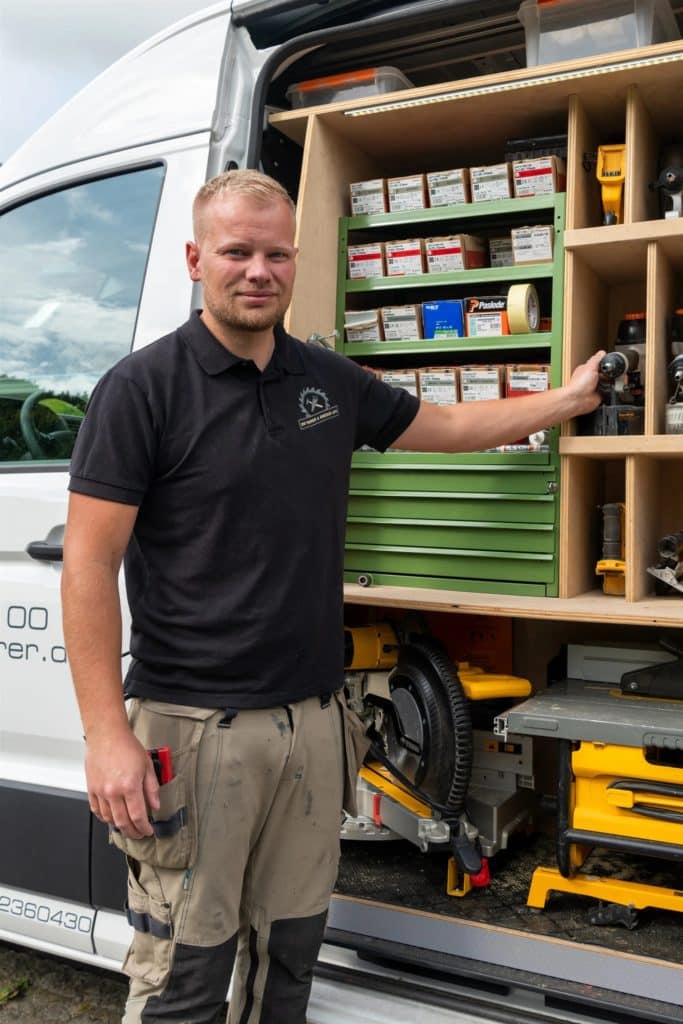 Brian står ved sin firmabil