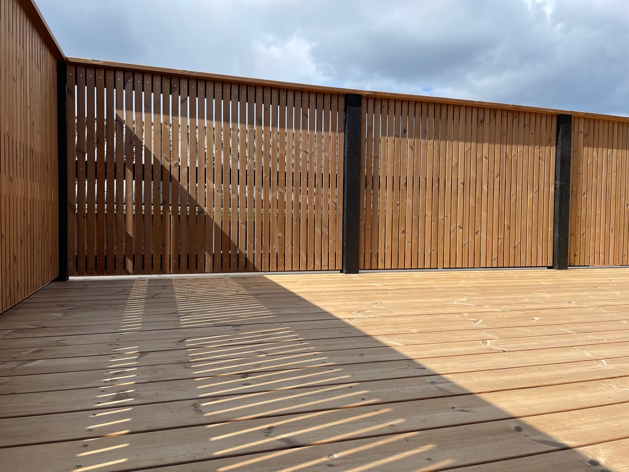 Træterrasse i Vejle med hegn omkring